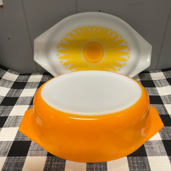 Vintage Pyrex Sunflower Daisy 1.5 Quart Casserole with Lid #043 Yellow White - Picture 2 of 3